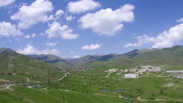 Vista del paisaje de la ciudad en las montañas de Armenia. Tiempo de caducidad — Vídeos de Stock