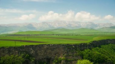 Kanyon, Gorge, akış ve Ermenistan dağlar görünümünü manzara. Zaman atlamalı