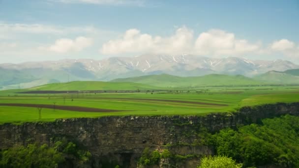 Landskapsutsikt over dalen, kløften, elven og fjellene i Armenia. Tidstap – stockvideo