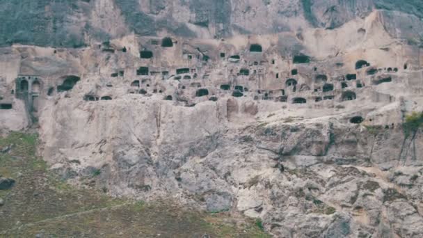 Vardzia, Georgia. Kayanın içindeki bir antik kent — Stok video