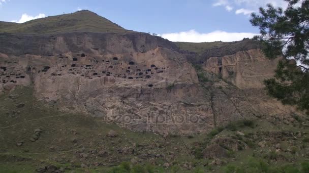 Vardzia，格鲁吉亚。在岩石中一个古老的城市 — 图库视频影像