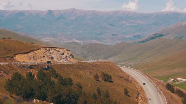 Гора Serpentine і автомобілі водити вздовж дороги у Вірменії — стокове відео