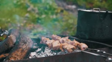 Üzerinde şiş ızgara et. Şiş kebap yemek. Ağır çekim