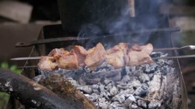 Üzerinde şiş ızgara et. Şiş kebap yemek. Ağır çekim