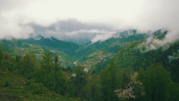 Πανοραμική άποψη του ορεινό λόφους, σύννεφα πάνω από τα βουνά. Γεωργία — Αρχείο Βίντεο