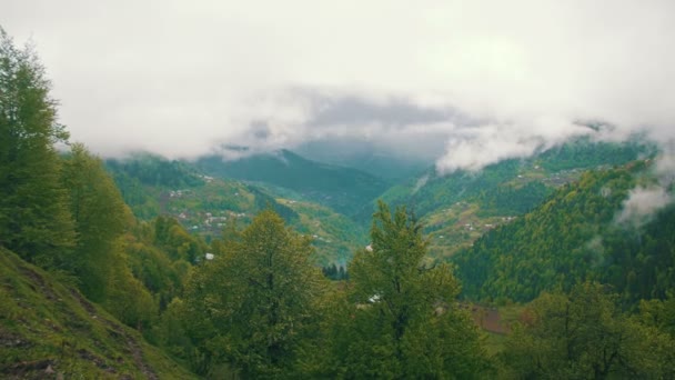 Paysage de collines montagneuses, Nuages au-dessus des montagnes. Géorgie — Video