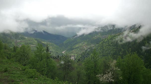 Hegyes Hills, felhők-hegységre panorámás kilátást. Grúzia — Stock videók