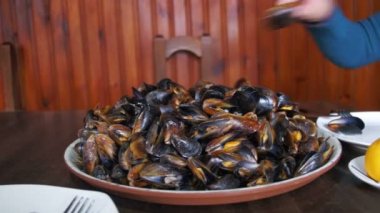 Deniz ürünleri midye bir restoranda bir plaka üzerinde