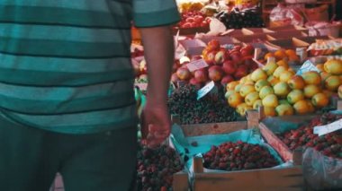 İnsanlar sebze bakkal piyasada seçin