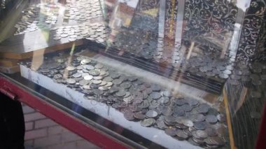 Şehrin sokaklarında jetonlu slot makineleri