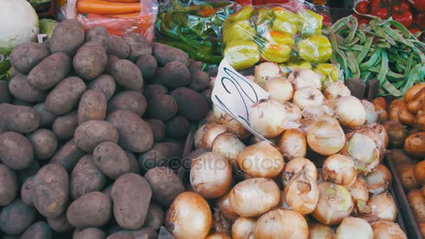 Свежие овощи на стойке в магазине — стоковое видео