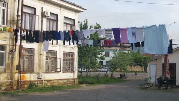 Wäsche wiegen und trocknen an einem Seil in einem mehrstöckigen Gebäude in einem Armenviertel der Stadt — Stockvideo