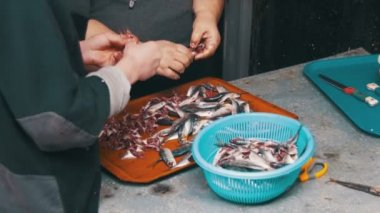 Balık satıcı temizler ve kesme taze balık Balık pazarında