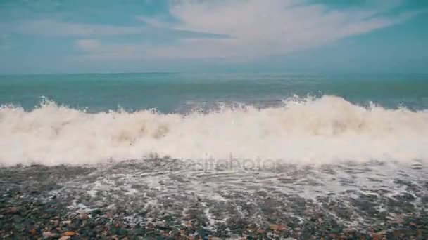 Vihar a tengeren. A hullámok gurul a kő kavicsos strandon. — Stock videók