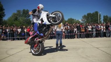 Dublör Moto Show. Moto binici arka tekerlek üzerinde sürmek. Bisikletçileri Parade ve gösteri. Ağır çekim
