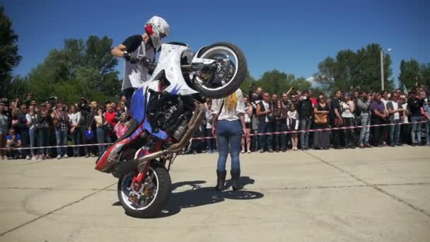 Stunt Moto Show. Moto Rider cavalca sulla ruota posteriore. Sfilata e spettacolo dei motociclisti. Rallentatore — Video Stock