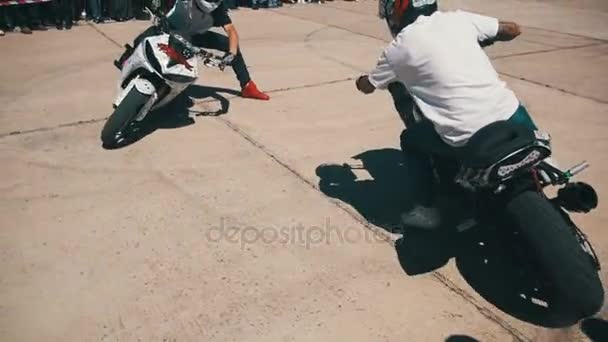 Stunt Moto Visa. Moto ryttare rider på bakre hjulet. Bikers Parade och Visa. Slow Motion — Stockvideo