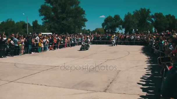 Stunt Moto Show. Extreme Motorsports. Desfile de motociclistas e show — Vídeo de Stock