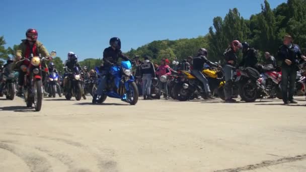Багато Мотоцикли їздити на байк-фест — стокове відео