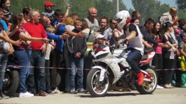 Dublör Moto Show. Aşırı motor sporları. Bisikletçileri Parade ve gösteri. Ağır çekim