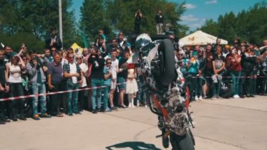 Moto binici arka tekerlek üzerinde sürmek. Dublör Moto Show. Bisikletçileri Parade ve gösteri. Ağır çekim