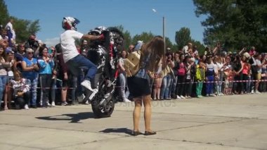 Dublör Moto Show. Moto binici arka tekerlek üzerinde sürmek. Bisikletçileri Parade ve gösteri. Ağır çekim