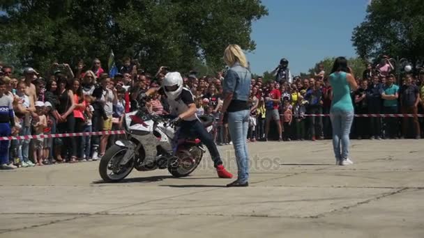 Dublör Moto Show. Aşırı motor sporları. Bisikletçileri Parade ve gösteri. Ağır çekim — Stok video