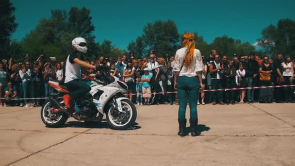 Stunt Moto Show. Sport motoristici estremi. Sfilata e spettacolo dei motociclisti — Video Stock