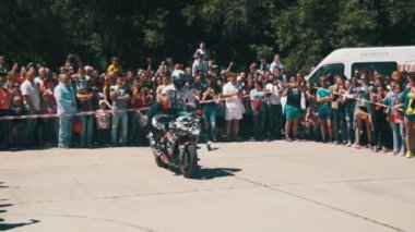 Dublör Moto Show. Moto binici arka tekerlek üzerinde sürmek. Bisikletçileri Parade ve gösteri. Ağır çekim