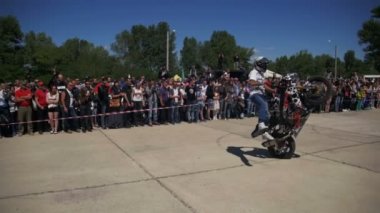 Dublör Moto Show. Moto binici arka tekerlek üzerinde sürmek. Bisikletçileri Parade ve gösteri. Ağır çekim