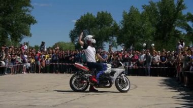 Dublör Moto Show. Moto binici arka tekerlek üzerinde sürmek. Bisikletçileri Parade ve gösteri. Ağır çekim