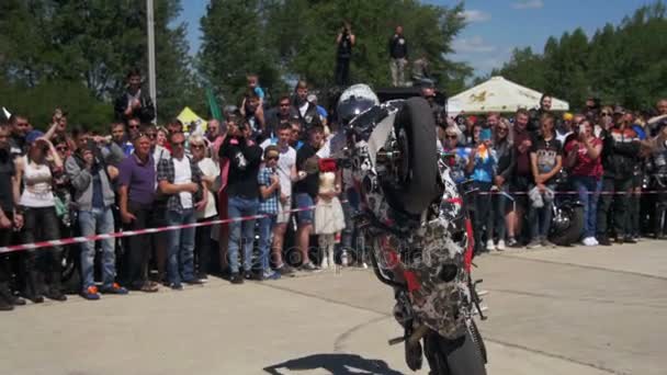 Мото Rider їде на задні колеса. Трюк мото шоу. Байкери парад і шоу. Повільний рух — стокове відео