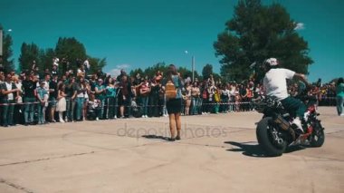 Dublör Moto Show. Moto binici arka tekerlek üzerinde sürmek. Bisikletçileri Parade ve gösteri. Ağır çekim