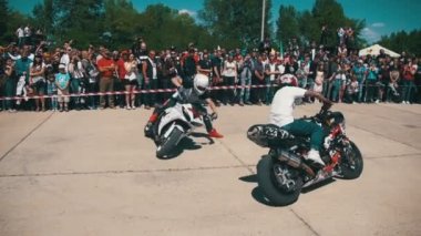 Dublör Moto Show. Moto binici arka tekerlek üzerinde sürmek. Bisikletçileri Parade ve gösteri. Ağır çekim