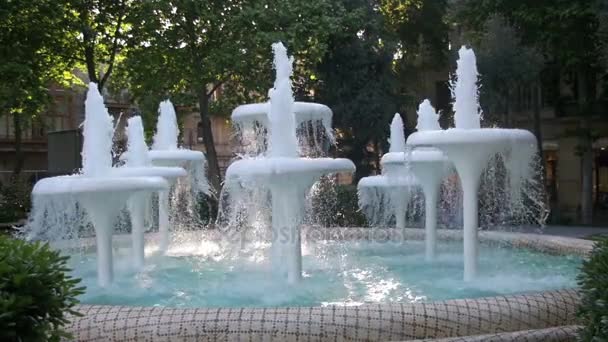 Wasserbrunnen im Park auf dem Damm von Baku, Azerbaijan. Zeitlupe — Stockvideo