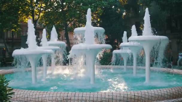 Fuente de agua en el parque en el banquillo de Bakú, Azerbaiyán — Vídeo de stock