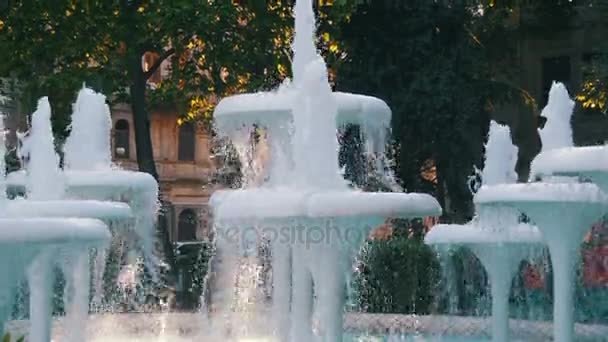 Fontän i parken på banvallen av Baku, Azerbajdzjan. Slow Motion — Stockvideo