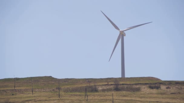 Ветряная электростанция в горах — стоковое видео