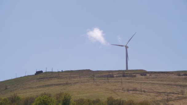 Fazenda eólica nas montanhas — Vídeo de Stock