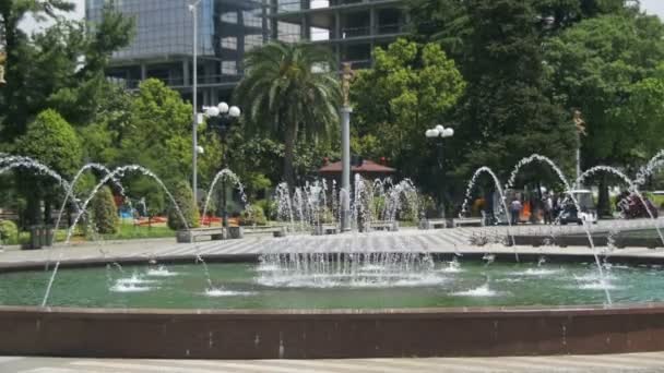 Fontaine d'eau à Embankment of Batumi, Géorgie. Mouvement lent — Video