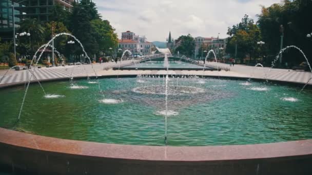 Vodní fontána v náspu Batumi, Gruzie. Zpomalený pohyb — Stock video