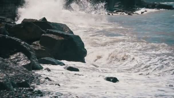Великі хвилі і гуркотом на пляжі камінь. Повільний рух — стокове відео