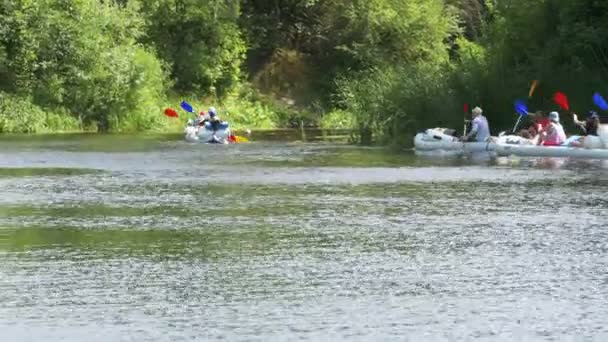 Mensen drijven op de rivier op een lange boot, kano. Toerisme — Stockvideo