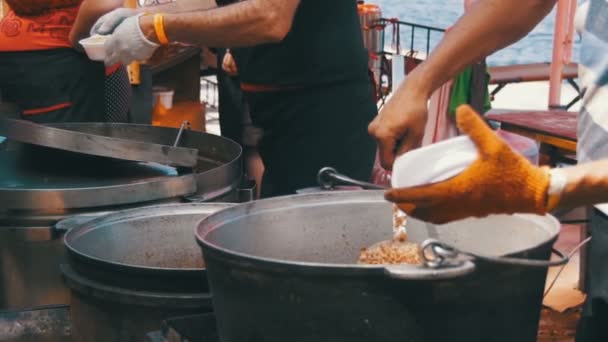 人々 はバーベキュー パーティーに通り市場で惣菜を食べる準備ができて販売しています。スローモーション — ストック動画