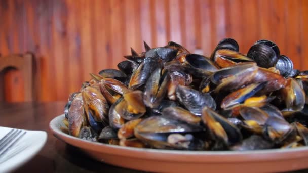 Mexilhões de frutos do mar em uma placa em um restaurante — Vídeo de Stock