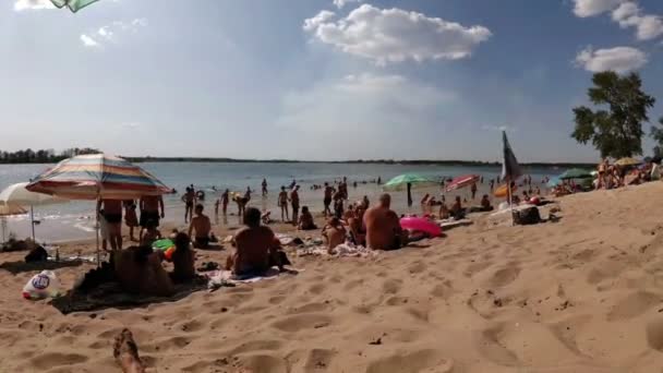La gente descansa en la playa — Vídeo de stock