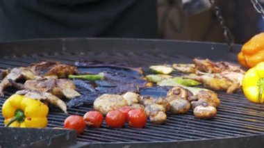 Sosis ve ızgara sebze yemek