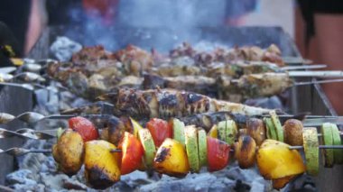 Delicious ile barbekü ızgara et ve sebze pişmiş ızgara