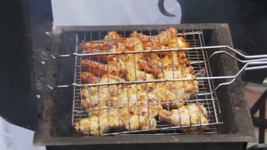Bir barbekü ızgara pişirme tavuk eti