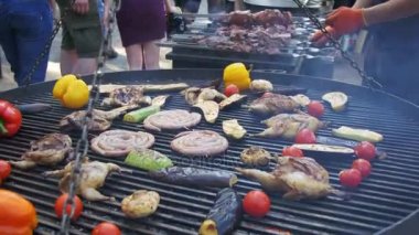 Izgarada et ve sebze pişirmek